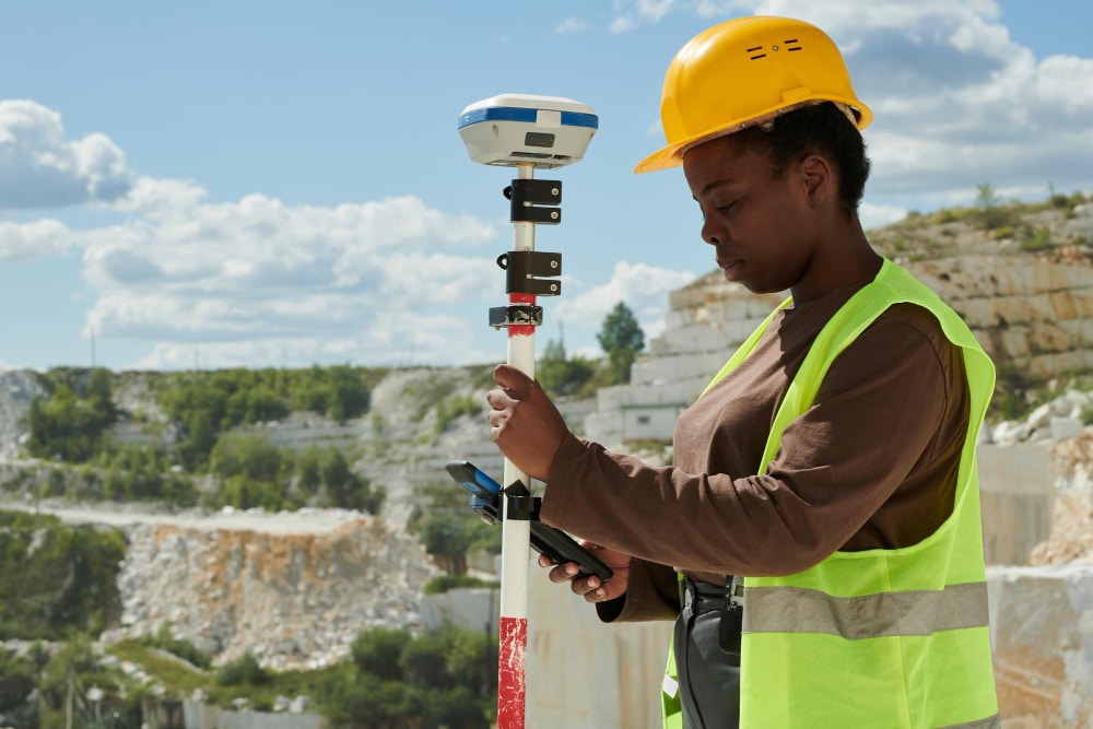 Con el V30-Plus, disfruta de una gestión de datos superior y comunicación de datos eficiente, ideal para proyectos de topografía exigentes.